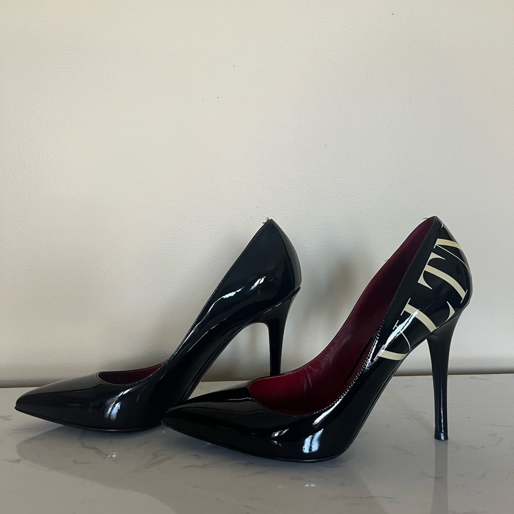 Authentic Valentino Garavani Black Pumps